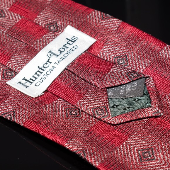 Hunter & Lords Red White Geometric 100% Silk Mens Designer Tie - Picture 3 of 5